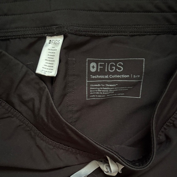 Figs OG Black Scrub Set with Gray Drawstring - Picture 3 of 12